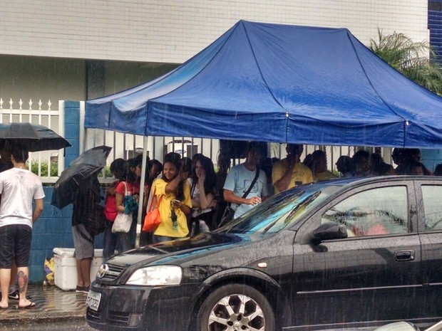 Estudantes se abrigaram em barracas por causa da chuva, antes do vestibular da Fuvest, em Santos (Foto: Rafaella Mendes/G1)