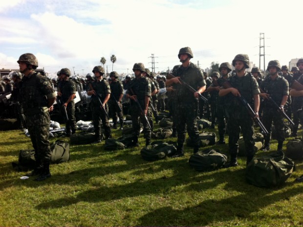 Militares se apresentaram nesta terça-feira (20) em Porto Alegre (Foto: Rafaella Fraga/G1)