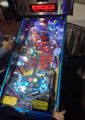 Máquina de pinball usa luzes de LED que trazem maior definição ao jogo (Foto: Gustavo Petró/G1)