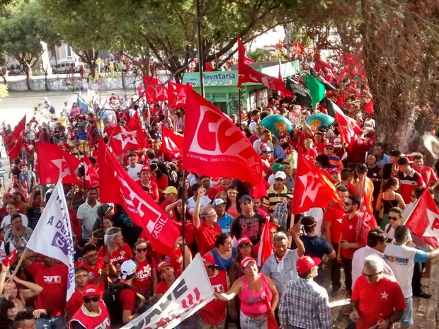 Manifestantes ocupam a Praça da Bandeira, no Centro de Fortaleza (Foto: Elias Bruno/G1)