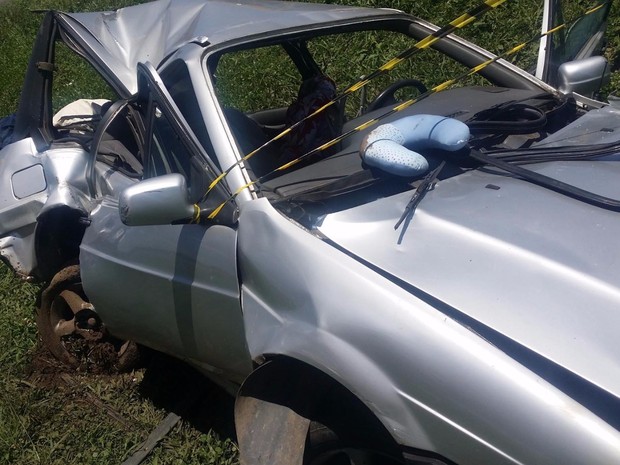 Segundo a PRF, capô do carro abriu com o veículo em movimento e o motorista freiou, o que levou à sequência de batidas traseiras (Foto: PRF / Divulgação)