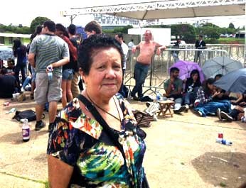 Maud dos Santos chegou às 10h e está guardando lugar para a neta, que está na aula (Foto: Luiza Facchina/G1)