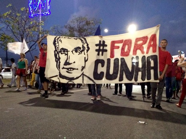 Faixa em Natal pede a saída do presidente da Câmara, Eduardo Cunha (Foto: Renato Vasconcelos/G1)