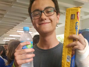 Estudante levou lanche para a prova da Fuvest, em Santos (Foto: Rafaella Mendes/G1)