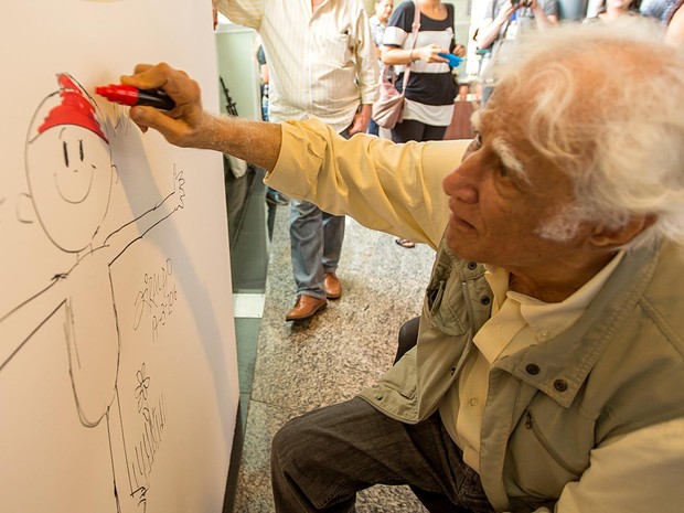 O cartunista Ziraldo desenha o Pererê, um de seus principais personagens, que é tema de exposição na Caixa Cultural de Brasília (Foto: Flavio Silva/Divulgação)