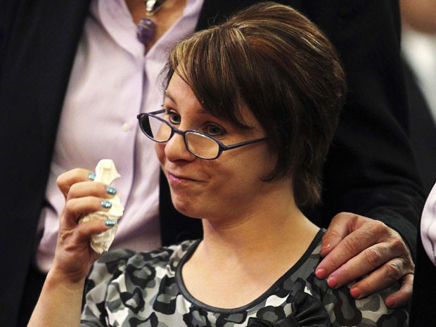 Michelle Knight, uma das vítimas de Ariel Castro, durante depoimento na audiência de sentença de seu sequestrador (Foto: Aaron Josefczyk/Reuters)