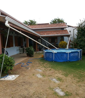 Morador usa piscina de vinil para armazenar e reutilizar água da chuva