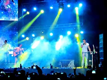 O cantor Luan Santana durante show da virada em Brasília (Foto: Lucas Nanini/G1)