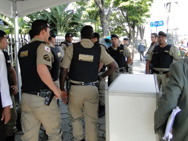 22.nov.2012 - Mais de dez policiais militares cercaram jornalistas e Lúcio Adolfo, após confusão de boato sobre tentativa de suícidio do goleiro (Foto: Cristina Moreno de Castro/G1)