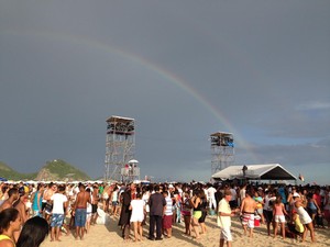 Depois de chuva leve, arco-íris é visto em Copacabana antes do Réveillon. (Foto: Kathia Mello/G1)