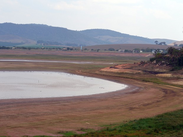 Imagem mostra seca na Represa de Furnas em Alfenas; lago está com 13,80% de seu volume útil (Foto: Samantha Silva / G1)