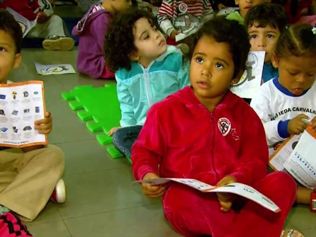 Com epidemia de dengue, Varginha faz campanha de combate ao mosquito em escolas (Foto: Reprodução EPTV)