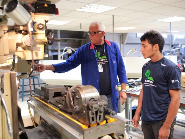 Curso de mecânica de manutenção industrial é ministrado em oficina instalada dentro da embarcação (Foto: Heider Betcel/Senai)