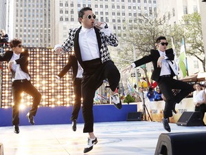 O sul-coreano Psy apresenta a música 'Gentleman' na rua em Nova York nesta sexta-feira (3) (Foto: Reuters/Lucas Jackson)