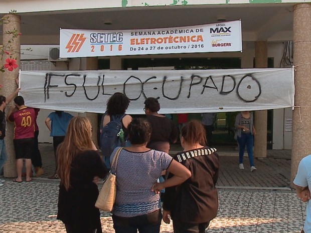 Após ocupação, grupo de estudantes colocou faixa em frente ao prédio (Foto: RBS TV/Reprodução)