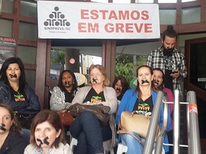 Servidores realizaram protesto contra o corte de salários de alguns servidores (Foto: Sindprevs/SC/Divulgação)