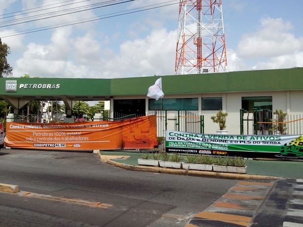 Faixas citam insatisfação da categoria com o 'enfraquecimento' da Petrobras (Foto: Tássio Andrade/G1)