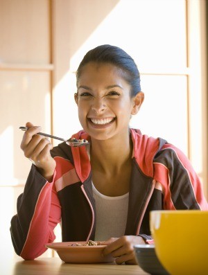 mulher tomando café da manhã euatleta (Foto: Getty Images)