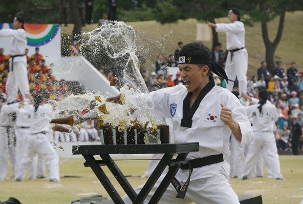 Soldado quebra garrafas de cerveja em treinamento militar na Coreia do Sul (Foto: Ahn Young-joon/AP)