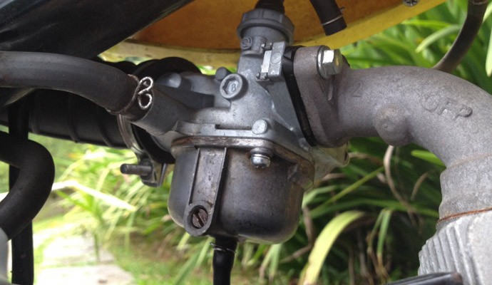 Em caso de gasolina velha em motos mais simples ou antigas, equipadas com carburador, é preciso desmontar e limpar o sistema