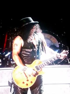 Slash durante show do Guns N' Roses em Brasília (Foto: Lucas Nanini/G1)