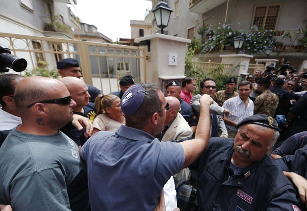 Manifestantes protestam nesta segunda-feira (29) em Roma contra o criminoso de guerra nazista Erich Priebke (Foto: Reuters)