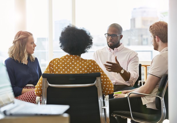 escritório, empresa, homem, mulher, diversidade, inclusão, gênero, negros, racial, reunião, negócios (Foto: Compassionate Eye Foundation/Mark Langridge/Getty Images)