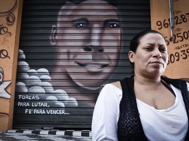 Valeska perdeu o filho Kauan, de 21 anos. A família fez uma homenagem e pintou seu rosto na porta do salão de beleza do pai, na Penha (Foto: Caio Kenji/G1)