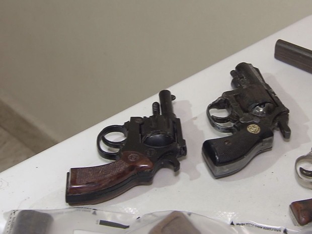 Mais de 15 armas de fogo foram apreendidas pela polícia na Baixada Santista (Foto: Reprodução / TV Tribuna)