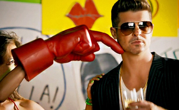 Robin Thicke no clipe de 'Give it 2 u' (Foto: Divulgação)