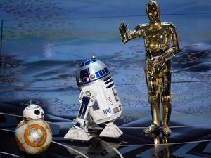  BB-8, R2-D2 e C-3PO, personagens de 'Star Wars', no palco do Oscar 2016