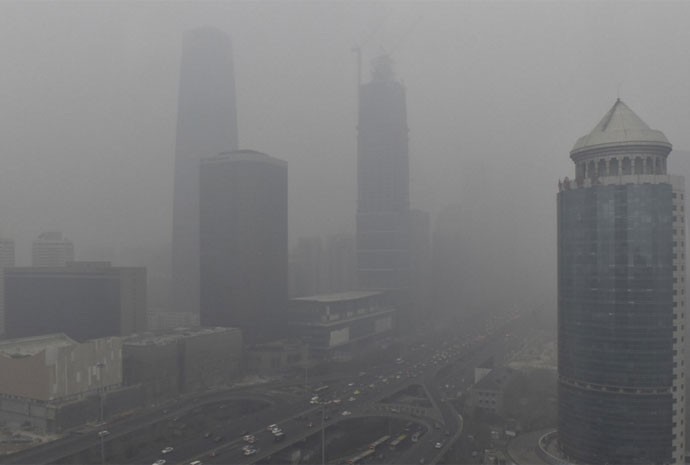 Nuvens de fumaça de poluição são vistas perto da ponte Guomao, na área comercial de Pequim, na China, após a cidade emitir seu primeiro 'alerta vermelho' para a poluição do ar