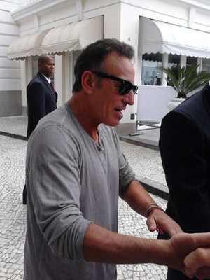 Bruce Springsteen cumprimentou fãs na saída do Hotel Copacabana Palace (Foto: Carolina Marques )