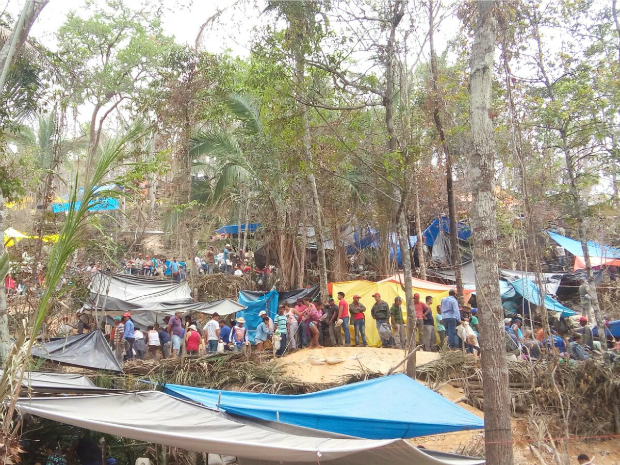 Vários barracas foram armadas em garimpo  (Foto: Júlio Cesar Ferreira de Souza/ Arquivo pessoal)