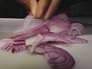 Cebola deve ser cortada em fatias finas (Foto: Isabela Oliveira/G1)