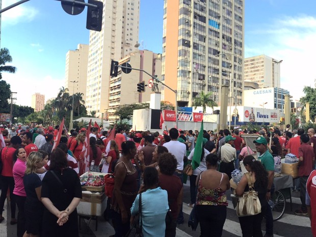 Manifestantes fazem ato a favor da presidente Dilma, em Goiânia, Goiás (Foto: Murillo Velasco/G1)