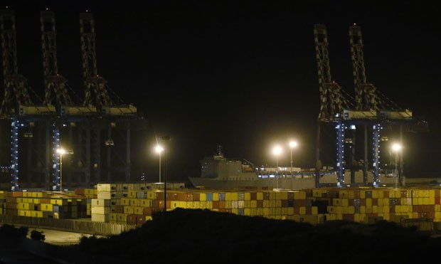 O navio americano Cape Ray deixa o porto de Gioia, na Itália, com uma carga de armas químicas da Síria na noite desta quarta-feira (2) (Foto: Luca Bruno/AP)