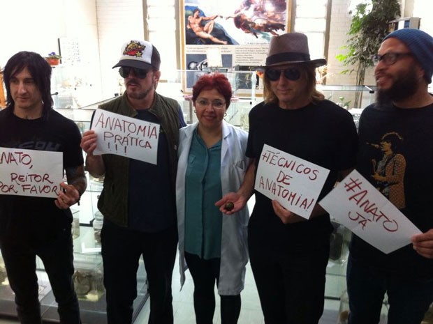 Integrantes da banda Guns N' Roses com professora no Museu de Anatomia Humana da Universidade de Brasília (Foto: Phellip de Carvalho/Arquivo pessoal)