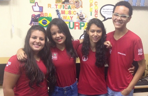 Juntos, estudantes celebram aprovações em instituições federais, em Goiás (Foto: Fernanda Borges/G1)