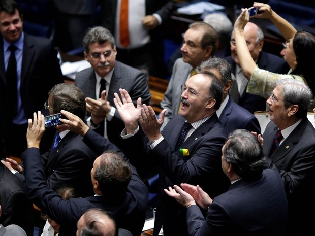 Senadores a favor do impeachment aplaudem após a votação que decidiu pela admissibilidade no Senado Federal, em Brasília (Foto: Ueslei Marcelino/Reuters)