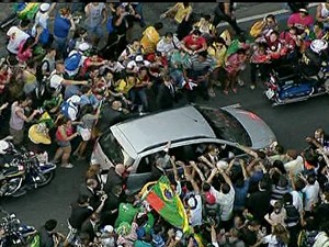 GNews - Multidão toca o Papa Francisco (Foto: GloboNews)