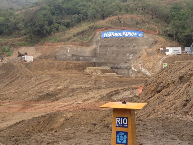 Rocha é detonada para a perfuração do túnel da Transolímpica (Foto: Renata Soares / G1)