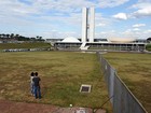 Após acordo, manifestantes retiram placar do impeachment da Esplanada