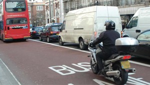 Motos são liberadas para andar no corredor de ônibus em Londres (Foto: Divulgação)