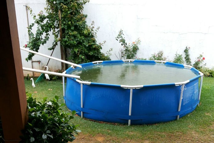 Morador usa piscina de vinil para armazenar e reutilizar água da chuva