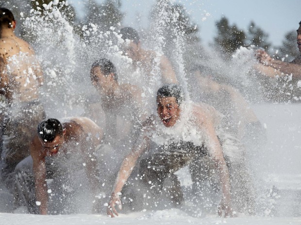 Soldados chineses participaram de guerra de neve durante exercício militar (Foto: Reuters)