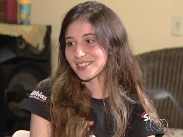 Bruna Felício de Carvalho, 19, passou em 1º lugar em medicina na UFG, em Goiás (Foto: Reprodução/TV Anhanguera)