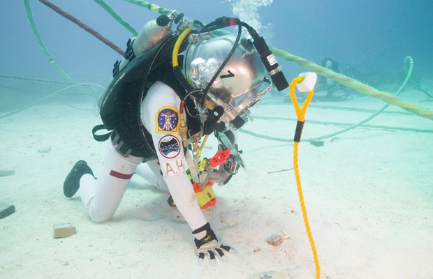 Astronauta da Nasa no fundo do mar testando o Google Glass, que poderá ser usado em missões no espaço. (Foto: Divulgação/Nasa)