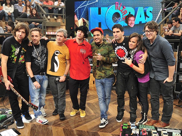 Marcão (guitarrista), Thiago Castanho (guitarrista), Serginho Groisman, Champignon (vocalista), Marcelo D2 (que fez participação especial na gravação do 'Altas horas'), Bruno Graveto (baterista), Lena (nova baixista de A Banca)  e Alexandre Abrão (filho d (Foto: TV Globo / Reinaldo Marques)