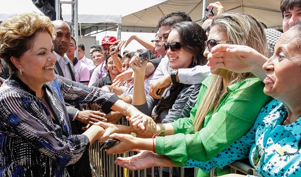 Após autorizar construção de adutoras e barragens em São Julião, Dilma vai para o corpo a corpo com populares, na primeira visita presidencial ao Piauí (Foto: Roberto Stuckert Filho/PR)